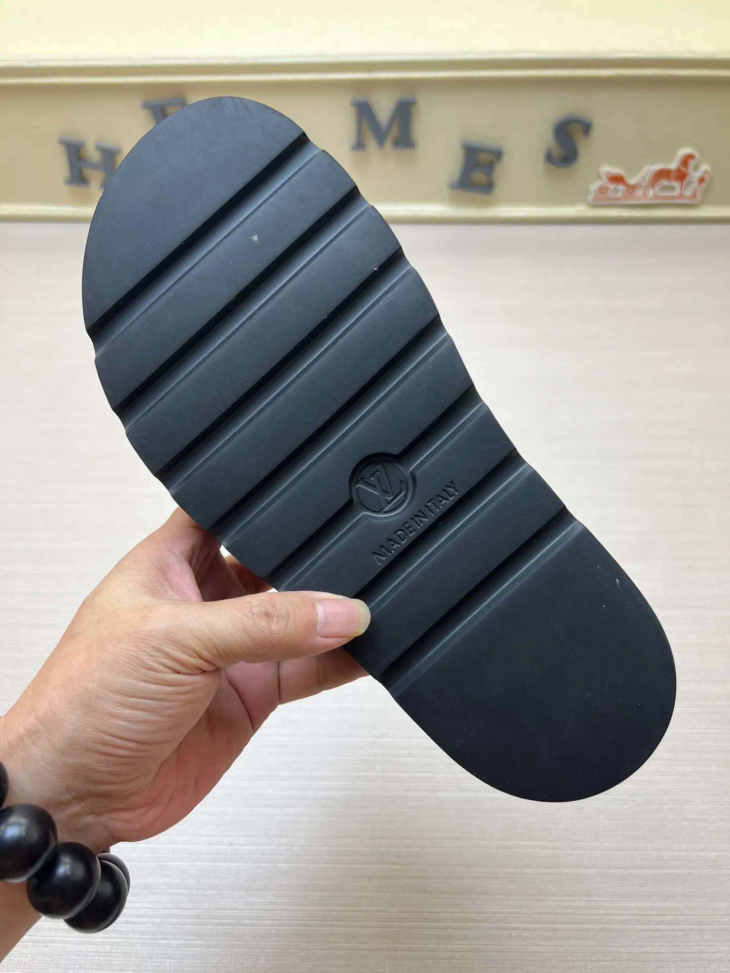 Factory price: 360💰【LOUIS VUITTON】Louis Vuitton, LV printing, men's and women's slippers are on the market, drawer box packaging with cloth bag, card, the upper pattern looks very soft and waxy, super versatile leg slimming artifact. Fabric: imported denim/canvas/old fabric, LV hardware LOGO, official website pattern printing, comfortable to wear, foot pads: high elastic men's shoes💰U water table. Sole: foam sole, heel height: about 5cm. Code number: 35-46, 35, 45, 46 are custom-made and non-returnable. Color: multiple colors and styles available.